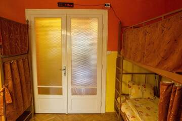 Фото номера Кровать в общем 8-местном номере Хостелы Freeborn Hostel г. Тимишоара 5