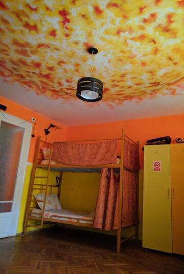 Фото номера Кровать в общем 8-местном номере Хостелы Freeborn Hostel г. Тимишоара 3