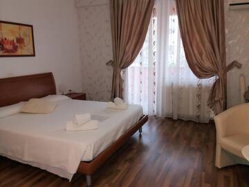 Фото номера Улучшенный двухместный номер с 1 кроватью и балконом Отель Hotel Veneto г. Тимишоара 2