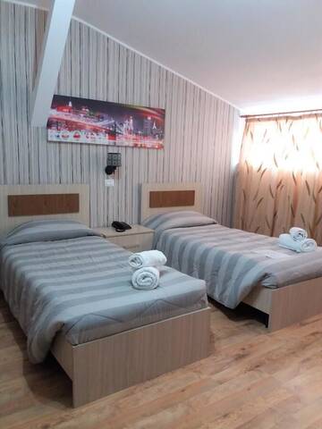 Фото номера Улучшенный двухместный номер с 2 отдельными кроватями Отель Hotel Veneto г. Тимишоара 2