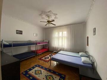 Фото номера Семейный номер с общей ванной комнатой Хостелы Mosaico Alfetta Hostel г. Тимишоара 6