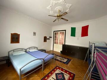 Фото номера Семейный номер с общей ванной комнатой Хостелы Mosaico Alfetta Hostel г. Тимишоара 4