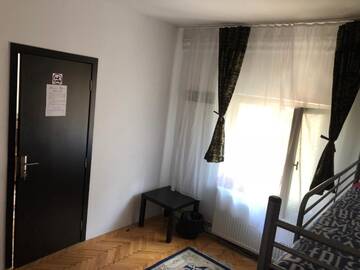Фото номера Трехместный номер с основными удобствами и общей ванной комнатой Хостелы Mosaico Alfetta Hostel г. Тимишоара 3