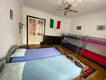 Фото номера Семейный номер с общей ванной комнатой Хостелы Mosaico Alfetta Hostel г. Тимишоара 5