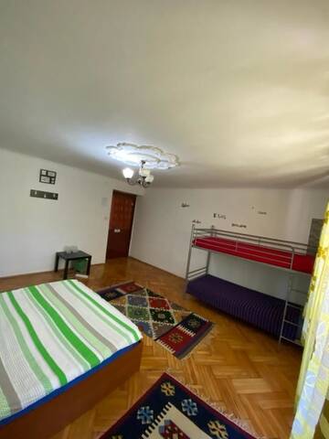 Фото номера Четырехместный номер эконом-класса с общей ванной комнатой Хостелы Mosaico Alfetta Hostel г. Тимишоара 6