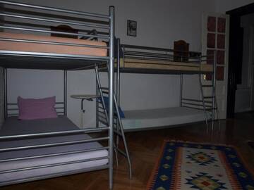 Фото номера Кровать в общем 8-местном номере Хостелы Mosaico Alfetta Hostel г. Тимишоара 3