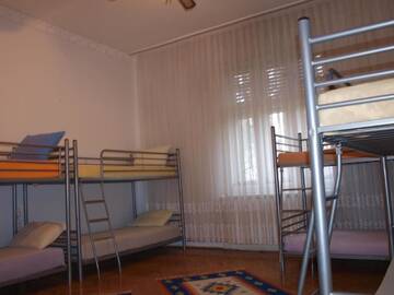 Фото номера Кровать в общем 8-местном номере Хостелы Mosaico Alfetta Hostel г. Тимишоара 2