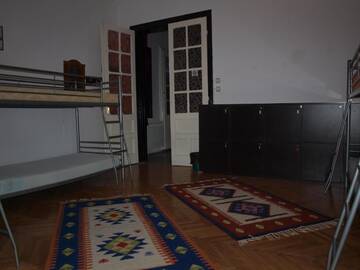 Фото номера Кровать в общем 8-местном номере Хостелы Mosaico Alfetta Hostel г. Тимишоара 4