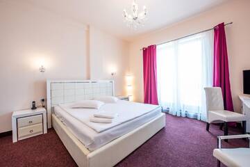 Фото номера Улучшенный номер с кроватью размера «king-size» Отель Hotel Imperial Premium г. Тимишоара 3