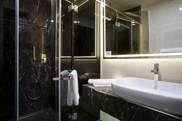 Фото номера Двухместный номер Делюкс с 1 кроватью Отель Old Town Hotel г. Тимишоара 13