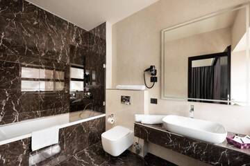 Фото номера Двухместный номер Делюкс с 1 кроватью Отель Old Town Hotel г. Тимишоара 10