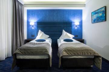Фото номера Двухместный номер Делюкс с 2 отдельными кроватями Отель Old Town Hotel г. Тимишоара 2