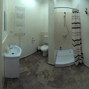 Фото номера Просторный двухместный номер с собственной ванной комнатой Хостелы Hostel Cornel г. Тимишоара 5