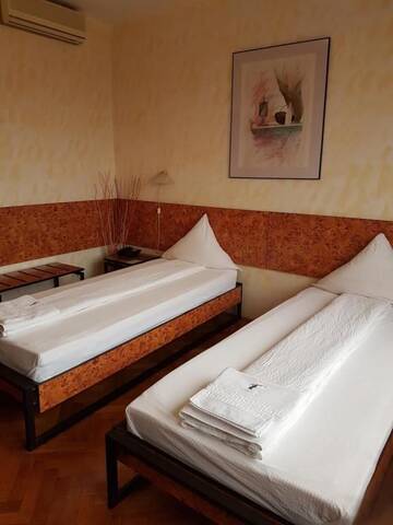 Фото номера Стандартный двухместный номер с 2 отдельными кроватями Отель Hotel Central г. Тимишоара 7