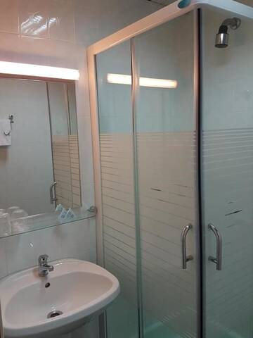 Фото номера Стандартный двухместный номер с 2 отдельными кроватями Отель Hotel Central г. Тимишоара 8