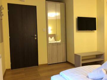 Фото номера Двухместный номер Делюкс с 2 отдельными кроватями Отель Hotel Larissa г. Тимишоара 6