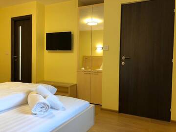 Фото номера Двухместный номер Делюкс с 2 отдельными кроватями Отель Hotel Larissa г. Тимишоара 7