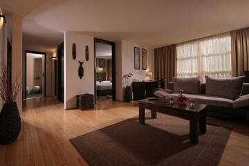 Фото номера Люкс с балконом Отель Reghina Blue Hotel г. Тимишоара 4