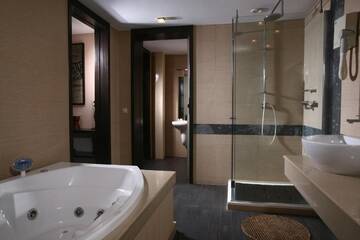 Фото номера Люкс с балконом Отель Reghina Blue Hotel г. Тимишоара 6