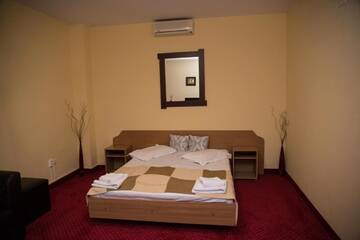 Фото номера Двухместный номер с 1 кроватью или 2 отдельными кроватями Отель Hotel Strelitia г. Тимишоара 4