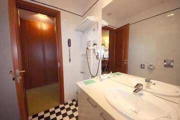 Фото номера Двухместный номер с 1 кроватью и балконом Отель Savoy Hotel г. Тимишоара 2