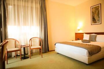 Фото номера Двухместный номер с 1 кроватью и балконом Отель Savoy Hotel г. Тимишоара 5