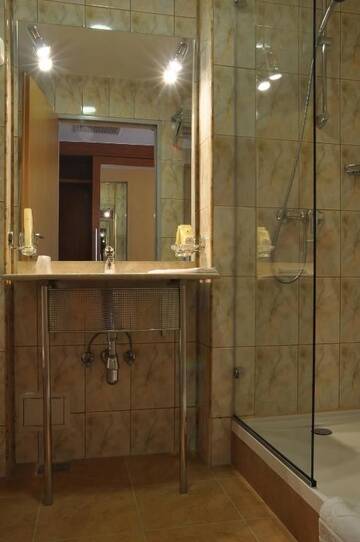 Фото номера Двухместный номер с 2 отдельными кроватями Отель Hotel Continental г. Тимишоара 6