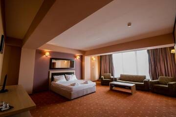 Фото номера Семейный люкс с террасой Отель Hotel Oxford Inns&amp;Suites г. Тимишоара 3