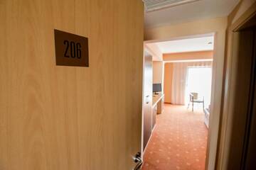 Фото номера Business King Room with Balcony Отель Hotel Oxford Inns&amp;Suites г. Тимишоара 4
