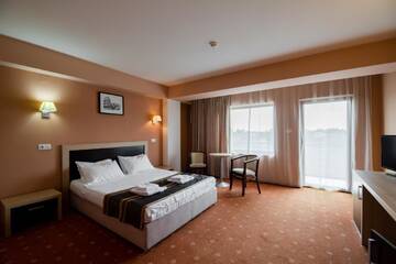 Фото номера Номер бизнес-класса с кроватью размера «king-size» Отель Hotel Oxford Inns&amp;Suites г. Тимишоара 5