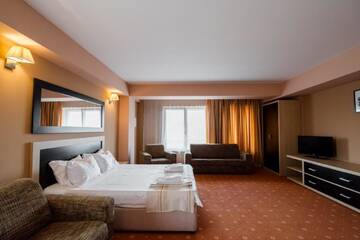 Фото номера Семейный люкс с террасой Отель Hotel Oxford Inns&amp;Suites г. Тимишоара 4
