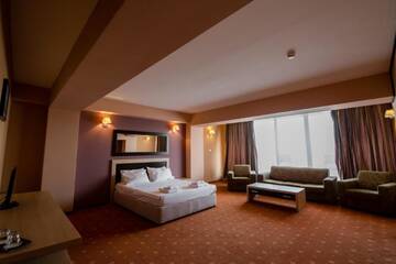 Фото номера Представительский люкс с террасой Отель Hotel Oxford Inns&amp;Suites г. Тимишоара 5