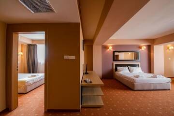Фото номера Семейный люкс с террасой Отель Hotel Oxford Inns&amp;Suites г. Тимишоара 5
