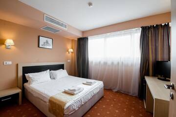 Фото номера Номер бизнес-класса с кроватью размера «king-size» Отель Hotel Oxford Inns&amp;Suites г. Тимишоара 6
