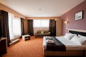 Фото номера Представительский люкс с террасой Отель Hotel Oxford Inns&amp;Suites г. Тимишоара 6