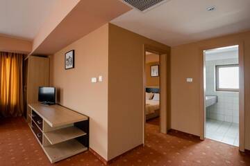 Фото номера Семейный люкс с террасой Отель Hotel Oxford Inns&amp;Suites г. Тимишоара 2