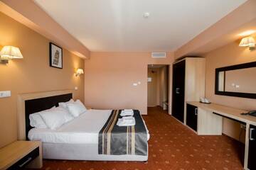Фото номера Номер бизнес-класса с кроватью размера «king-size» Отель Hotel Oxford Inns&amp;Suites г. Тимишоара 3