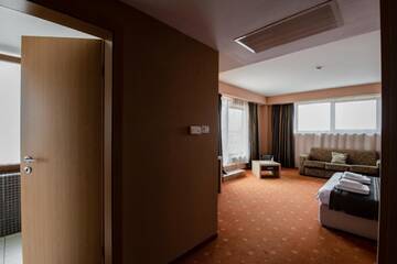 Фото номера Представительский люкс с террасой Отель Hotel Oxford Inns&amp;Suites г. Тимишоара 7