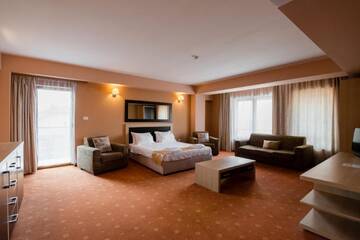 Фото номера Семейный люкс с террасой Отель Hotel Oxford Inns&amp;Suites г. Тимишоара 7