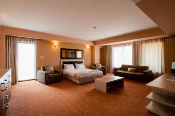 Фото номера Суперлюкс с балконом Отель Hotel Oxford Inns&amp;Suites г. Тимишоара 5