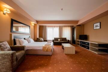 Фото номера Суперлюкс с балконом Отель Hotel Oxford Inns&amp;Suites г. Тимишоара 3