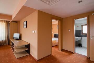 Фото номера Семейный люкс с террасой Отель Hotel Oxford Inns&amp;Suites г. Тимишоара 6