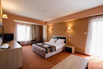 Фото номера Полулюкс с балконом Отель Hotel Oxford Inns&amp;Suites г. Тимишоара 3