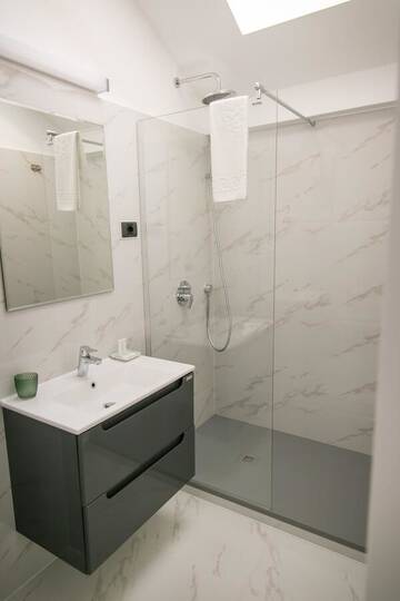 Фото номера Улучшенный двухместный номер с 1 кроватью Гостевой дом May Residence г. Тимишоара 3