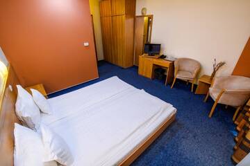 Фото номера Номер с кроватью размера «king-size» Отель Hotel Torontal г. Тимишоара 4