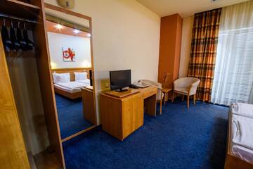 Фото номера Номер с кроватью размера «king-size» Отель Hotel Torontal г. Тимишоара 6