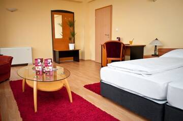 Фото номера Полулюкс (для 2 взрослых и 2 детей) Отель Hotel Perla г. Тимишоара 6